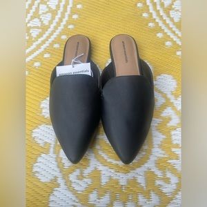 NWT, Molly style black mules